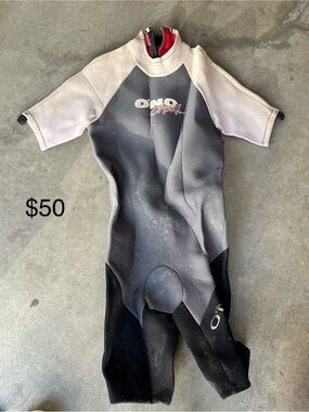 O'Neill Kids Short-Sleeve Rashguard Wetsuit in Gray, White, Black with Pink Logo